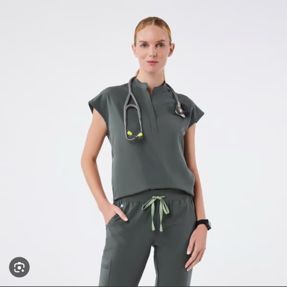 Figs Women's Scub Set Bonsai Rafeala Top XS and Zamora Scrubs Pants XS Petite